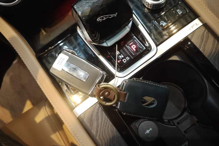 Used Jaguar XFL 2024 2.0T P250 Two-Wheel Drive Prestige Luxury Edition Interior 1