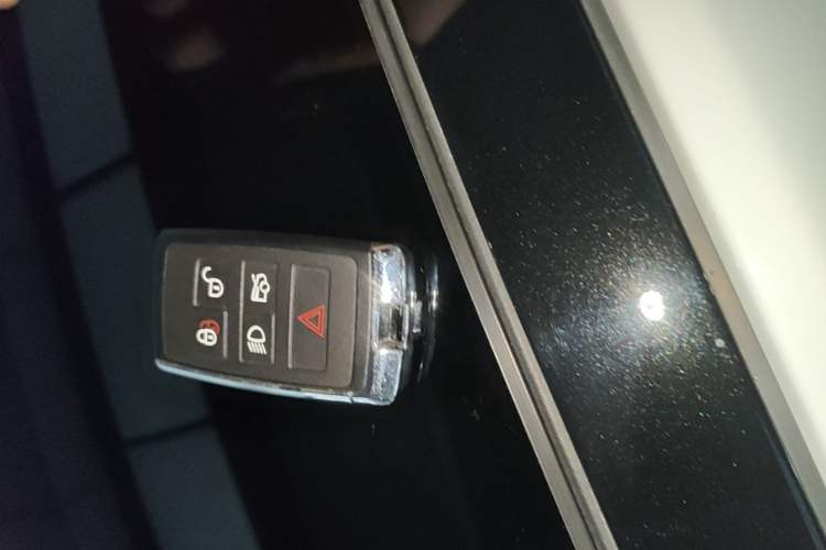 Used Jaguar XFL 2024 2.0T P300 Four-Wheel Drive Flagship Sport Gold Edition Interior 1
