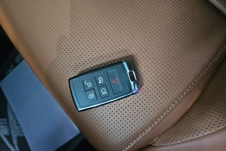 Used Jaguar XFL 2024 2.0T P300 Four-Wheel Drive Flagship Sport Gold Edition Interior 1