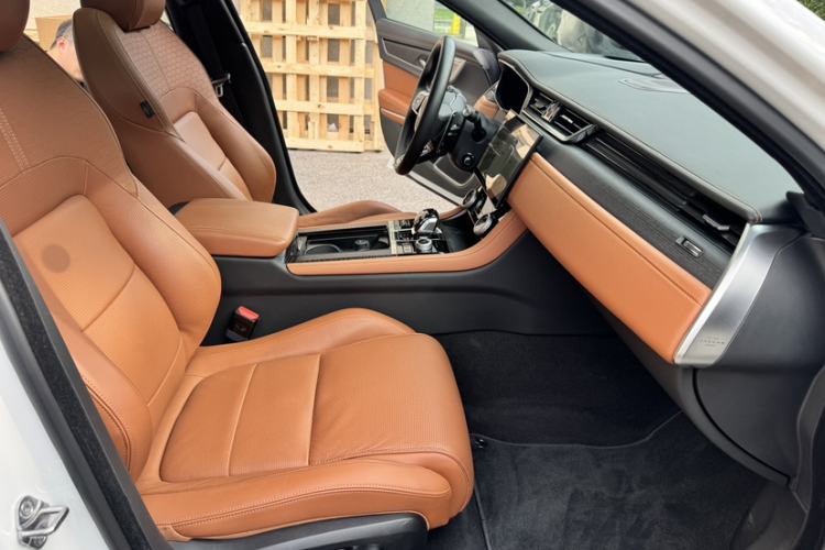 Used Jaguar XFL 2024 2.0T P300 Four-Wheel Drive Flagship Sport Gold Edition Interior 10