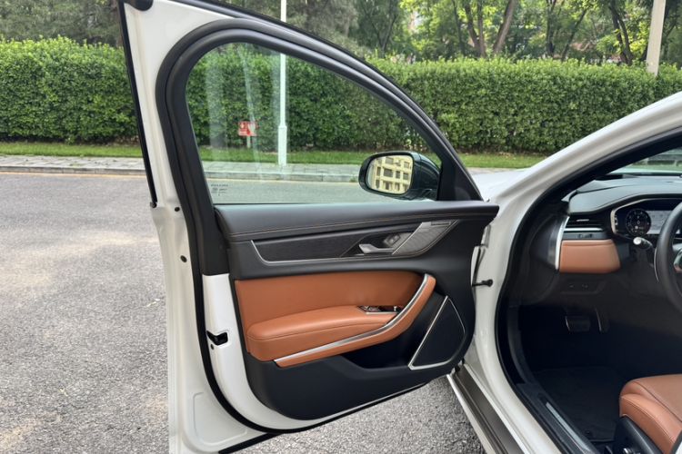 Used Jaguar XFL 2024 2.0T P300 Four-Wheel Drive Flagship Sport Gold Edition Interior 11