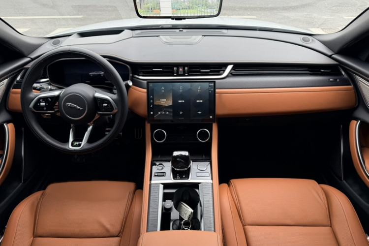 Used Jaguar XFL 2024 2.0T P300 Four-Wheel Drive Flagship Sport Gold Edition Interior 11