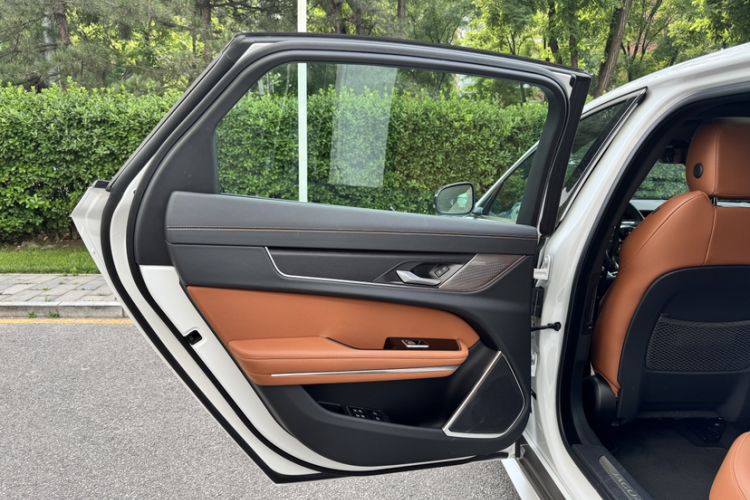 Used Jaguar XFL 2024 2.0T P300 Four-Wheel Drive Flagship Sport Gold Edition Interior 12