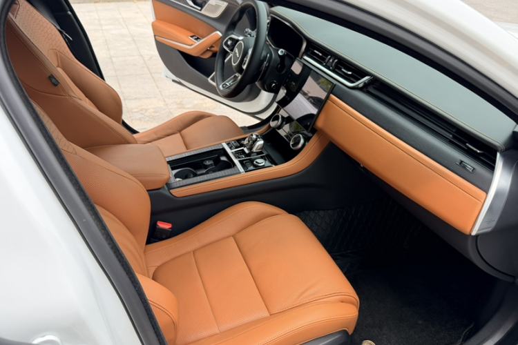 Used Jaguar XFL 2024 2.0T P300 Four-Wheel Drive Flagship Sport Gold Edition Interior 2