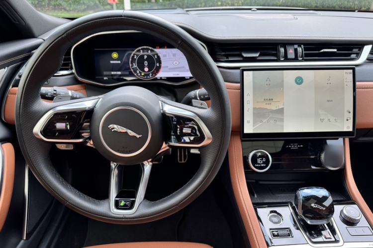 Used Jaguar XFL 2024 2.0T P300 Four-Wheel Drive Flagship Sport Gold Edition Interior 3