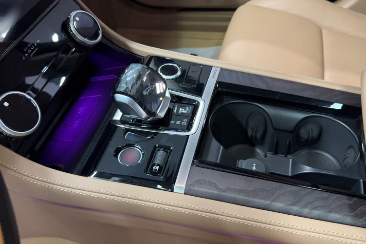 Used Jaguar XFL 2024 2.0T P250 Two-Wheel Drive Prestige Luxury Edition Interior 3