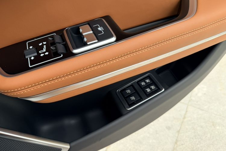 Used Jaguar XFL 2024 2.0T P300 Four-Wheel Drive Flagship Sport Gold Edition Interior 3