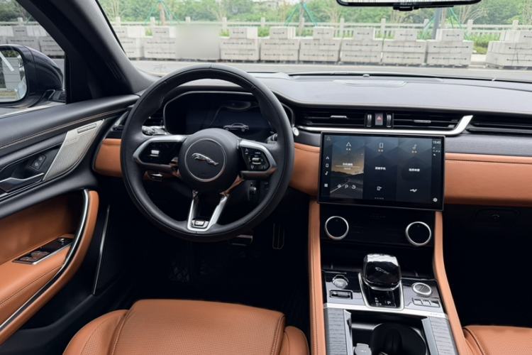 Used Jaguar XFL 2024 2.0T P300 Four-Wheel Drive Flagship Sport Gold Edition Interior 4