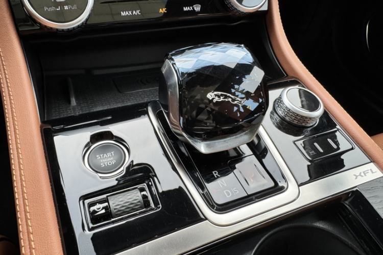 Used Jaguar XFL 2024 2.0T P300 Four-Wheel Drive Flagship Sport Gold Edition Interior 5