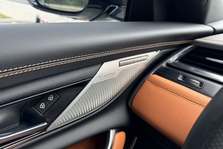 Used Jaguar XFL 2024 2.0T P300 Four-Wheel Drive Flagship Sport Gold Edition Interior 7