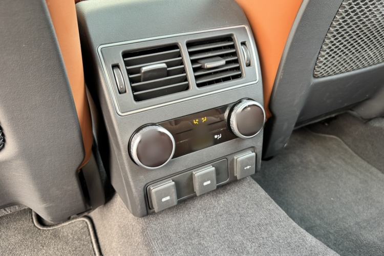 Used Jaguar XFL 2024 2.0T P300 Four-Wheel Drive Flagship Sport Gold Edition Interior 9
