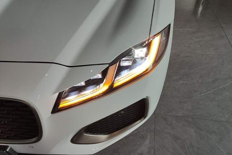 Used Jaguar XFL 2024 2.0T P300 Four-Wheel Drive Flagship Sport Gold Edition Left Front Headlight