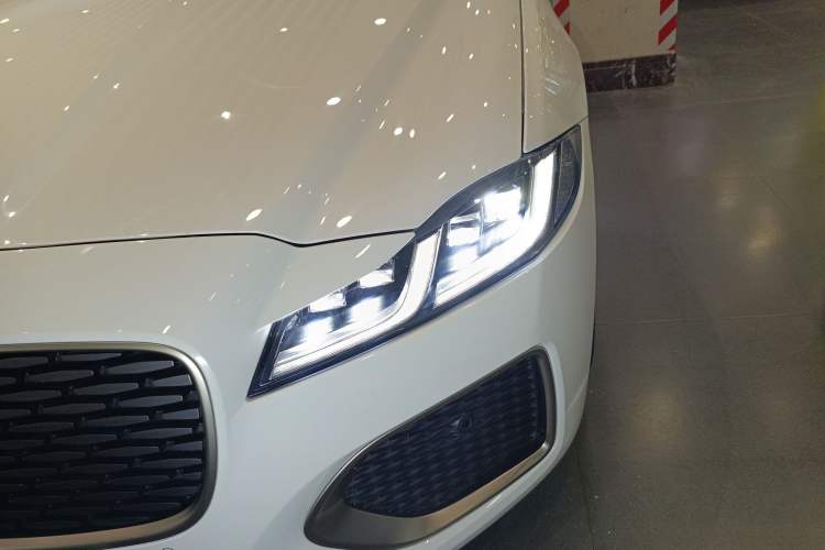 Used Jaguar XFL 2024 2.0T P300 Four-Wheel Drive Flagship Sport Gold Edition Left Front Headlight