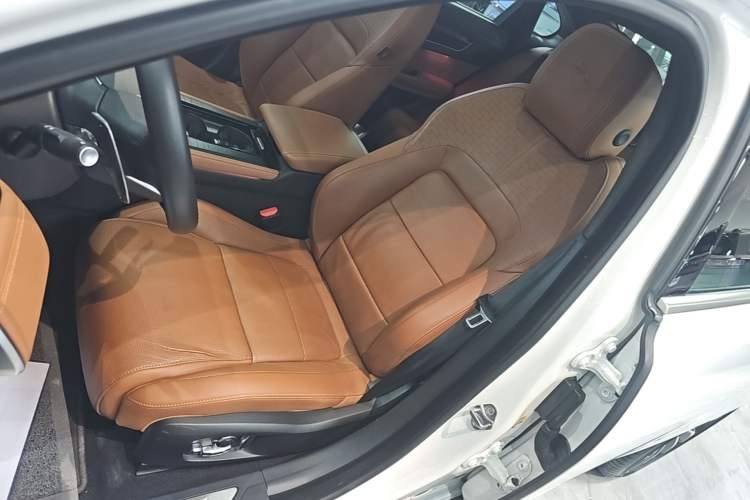 Used Jaguar XFL 2024 2.0T P300 Four-Wheel Drive Flagship Sport Gold Edition Left Front Seat