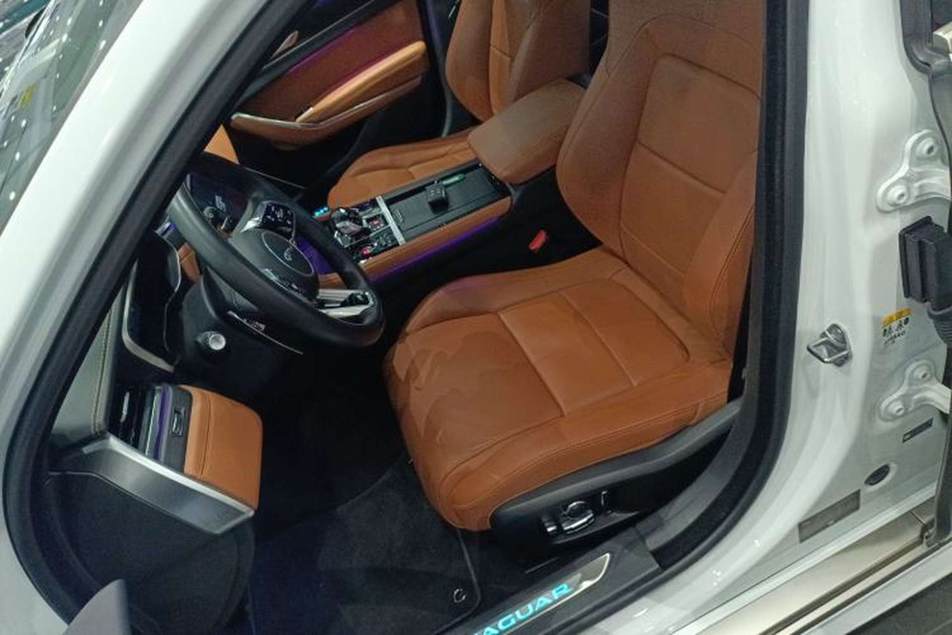 Used Jaguar XFL 2024 2.0T P300 Four-Wheel Drive Flagship Sport Gold Edition Left Front Seat