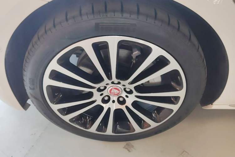 Used Jaguar XFL 2024 2.0T P250 Two-Wheel Drive Prestige Luxury Edition Left Front Wheel Hub