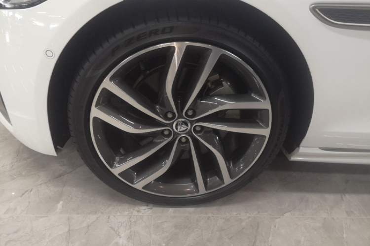 Used Jaguar XFL 2024 2.0T P300 Four-Wheel Drive Flagship Sport Gold Edition Left Front Wheel Hub