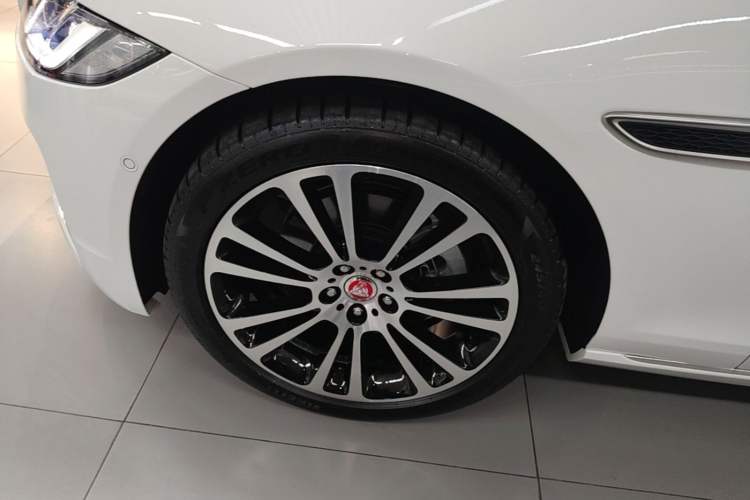 Used Jaguar XFL 2024 2.0T P250 Two-Wheel Drive Prestige Luxury Edition Left Front Wheel Hub
