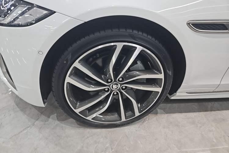 Used Jaguar XFL 2024 2.0T P300 Four-Wheel Drive Flagship Sport Gold Edition Left Front Wheel Hub