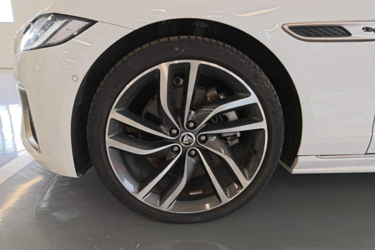 Used Jaguar XFL 2024 2.0T P300 Four-Wheel Drive Flagship Sport Gold Edition Left Front Wheel Hub