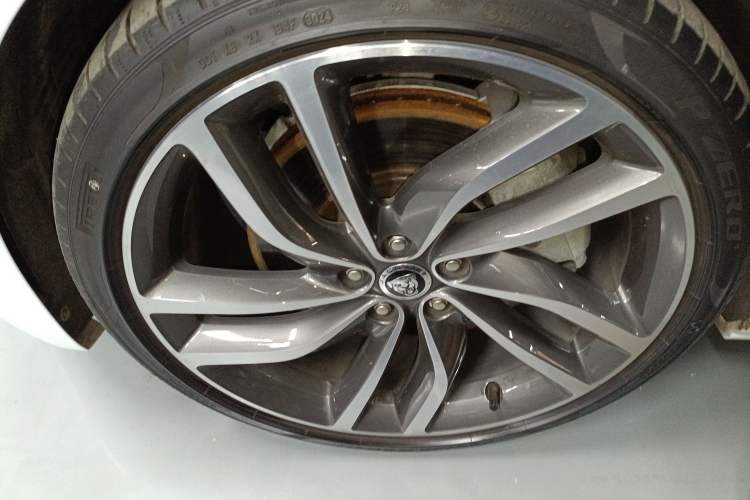 Used Jaguar XFL 2024 2.0T P300 Four-Wheel Drive Flagship Sport Gold Edition Left Front Wheel Hub