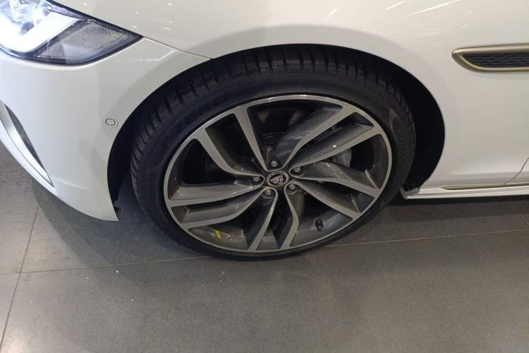 Used Jaguar XFL 2024 2.0T P300 Four-Wheel Drive Flagship Sport Gold Edition Left Front Wheel Hub