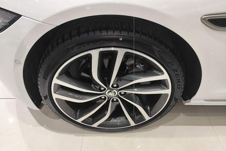 Used Jaguar XFL 2024 2.0T P300 Four-Wheel Drive Flagship Sport Gold Edition Left Front Wheel Hub
