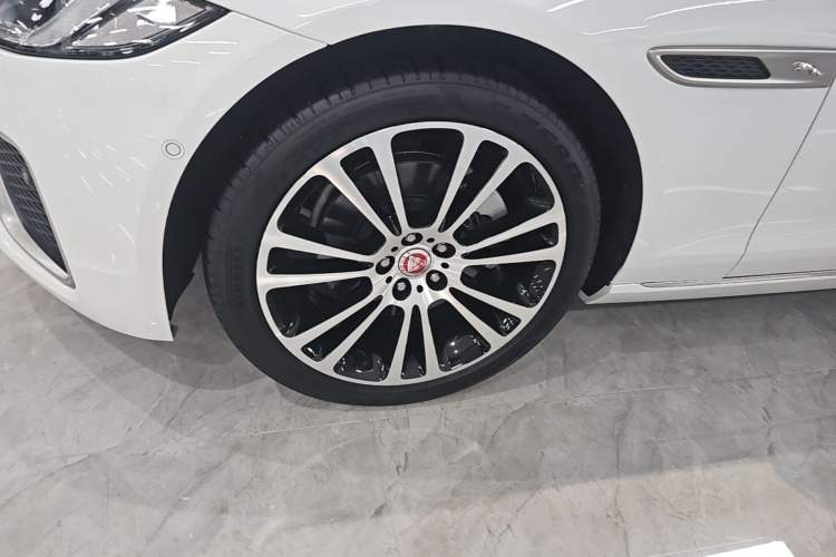 Used Jaguar XFL 2024 2.0T P250 Two-Wheel Drive Prestige Luxury Edition Left Front Wheel Hub