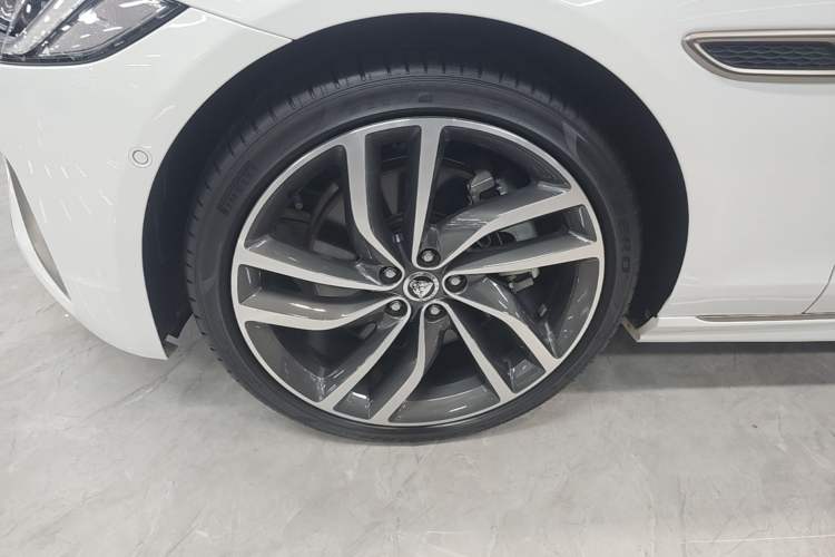 Used Jaguar XFL 2024 2.0T P300 Four-Wheel Drive Flagship Sport Gold Edition Left Front Wheel Hub
