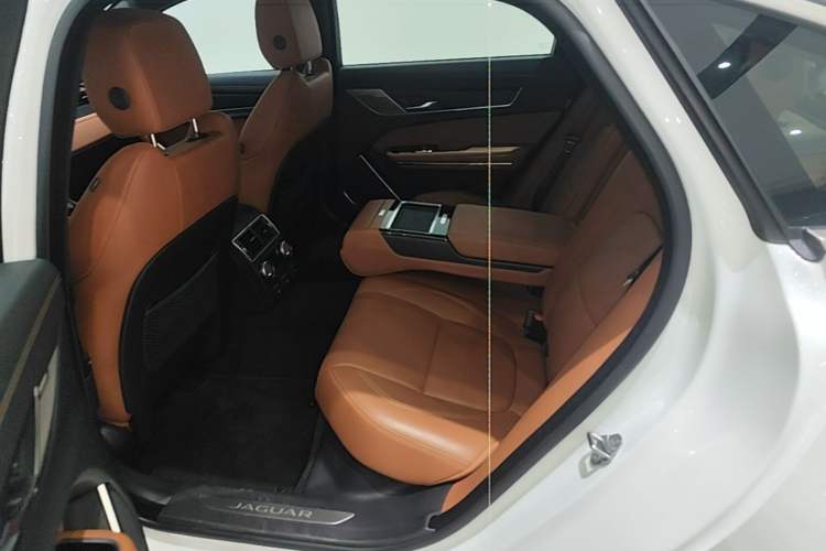 Used Jaguar XFL 2024 2.0T P300 Four-Wheel Drive Flagship Sport Gold Edition Left Rear Seat