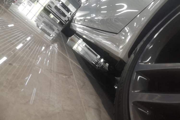 Used Jaguar XFL 2024 2.0T P300 Four-Wheel Drive Flagship Sport Gold Edition Left Side Sill