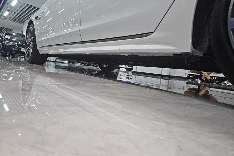 Used Jaguar XFL 2024 2.0T P300 Four-Wheel Drive Flagship Sport Gold Edition Left Side Sill