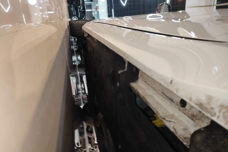 Used Jaguar XFL 2024 2.0T P250 Two-Wheel Drive Prestige Luxury Edition Left Side Sill