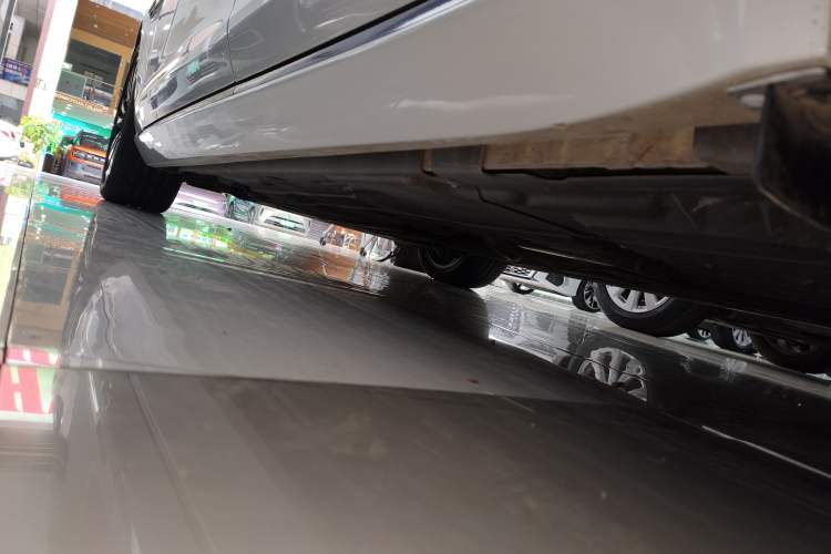 Used Jaguar XFL 2024 2.0T P250 Two-Wheel Drive Prestige Luxury Edition Left Side Sill