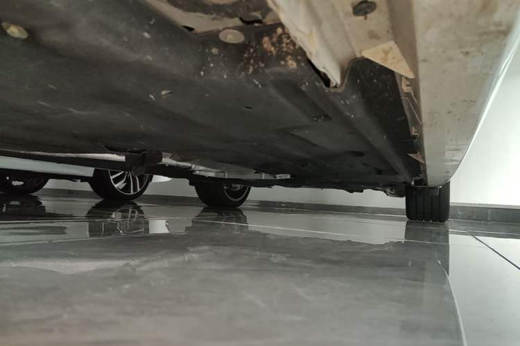 Used Jaguar XFL 2024 2.0T P300 Four-Wheel Drive Flagship Sport Gold Edition Left Side Sill
