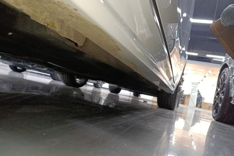 Used Jaguar XFL 2024 2.0T P300 Four-Wheel Drive Flagship Sport Gold Edition Left Side Sill