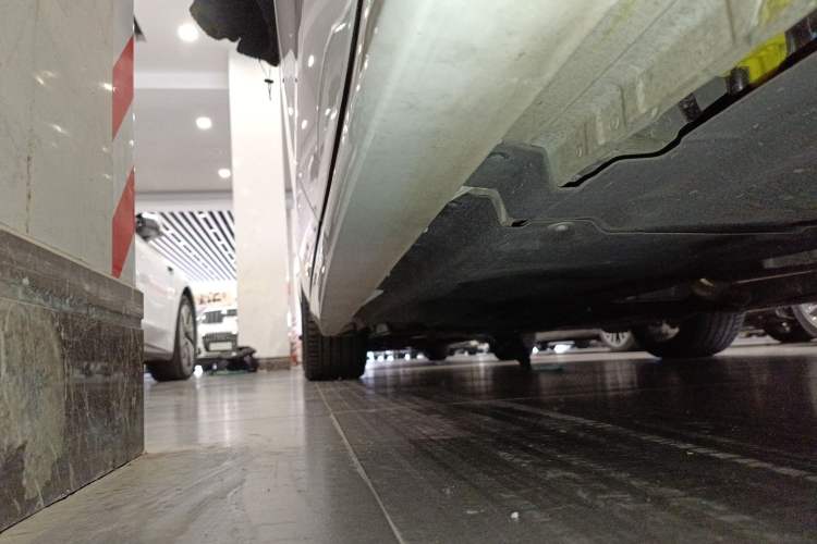 Used Jaguar XFL 2024 2.0T P300 Four-Wheel Drive Flagship Sport Gold Edition Left Side Sill