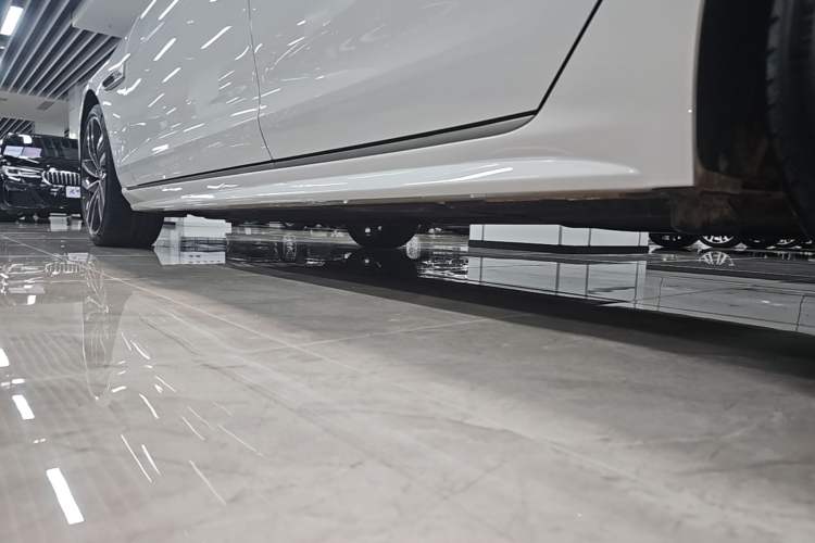 Used Jaguar XFL 2024 2.0T P300 Four-Wheel Drive Flagship Sport Gold Edition Left Side Sill
