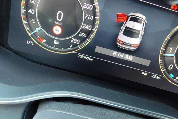 Used Jaguar XFL 2024 2.0T P300 Four-Wheel Drive Flagship Sport Gold Edition Odometer Close Up