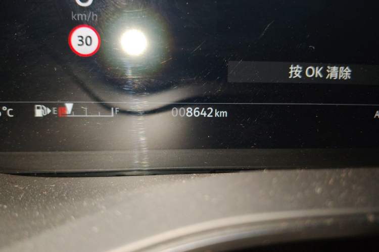 Used Jaguar XFL 2024 2.0T P300 Four-Wheel Drive Flagship Sport Gold Edition Odometer Close Up