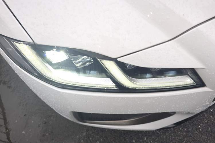 Used Jaguar XFL 2024 2.0T P300 Four-Wheel Drive Flagship Sport Gold Edition Right Front Headlight