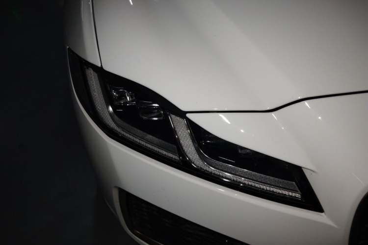 Used Jaguar XFL 2024 2.0T P300 Four-Wheel Drive Flagship Sport Gold Edition Right Front Headlight