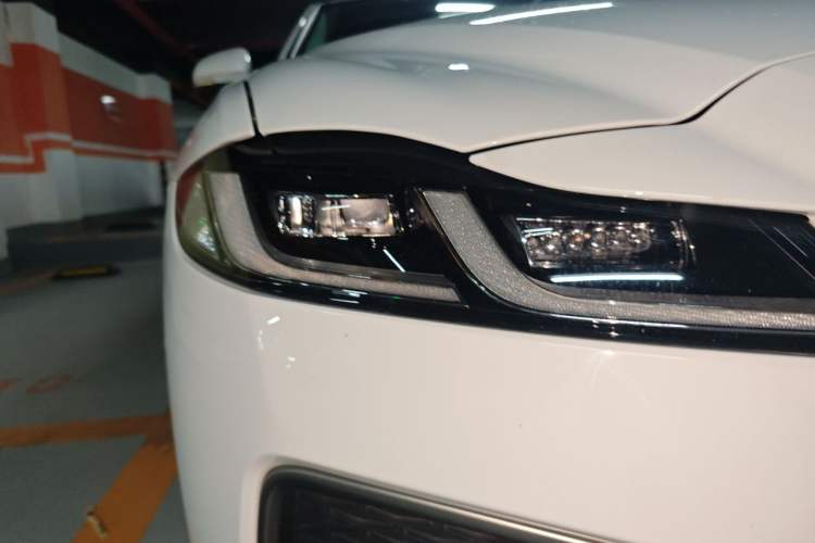 Used Jaguar XFL 2024 2.0T P250 Two-Wheel Drive Prestige Luxury Edition Right Front Headlight