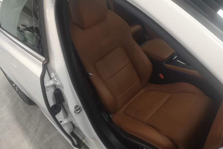 Used Jaguar XFL 2024 2.0T P300 Four-Wheel Drive Flagship Sport Gold Edition Right Front Seat