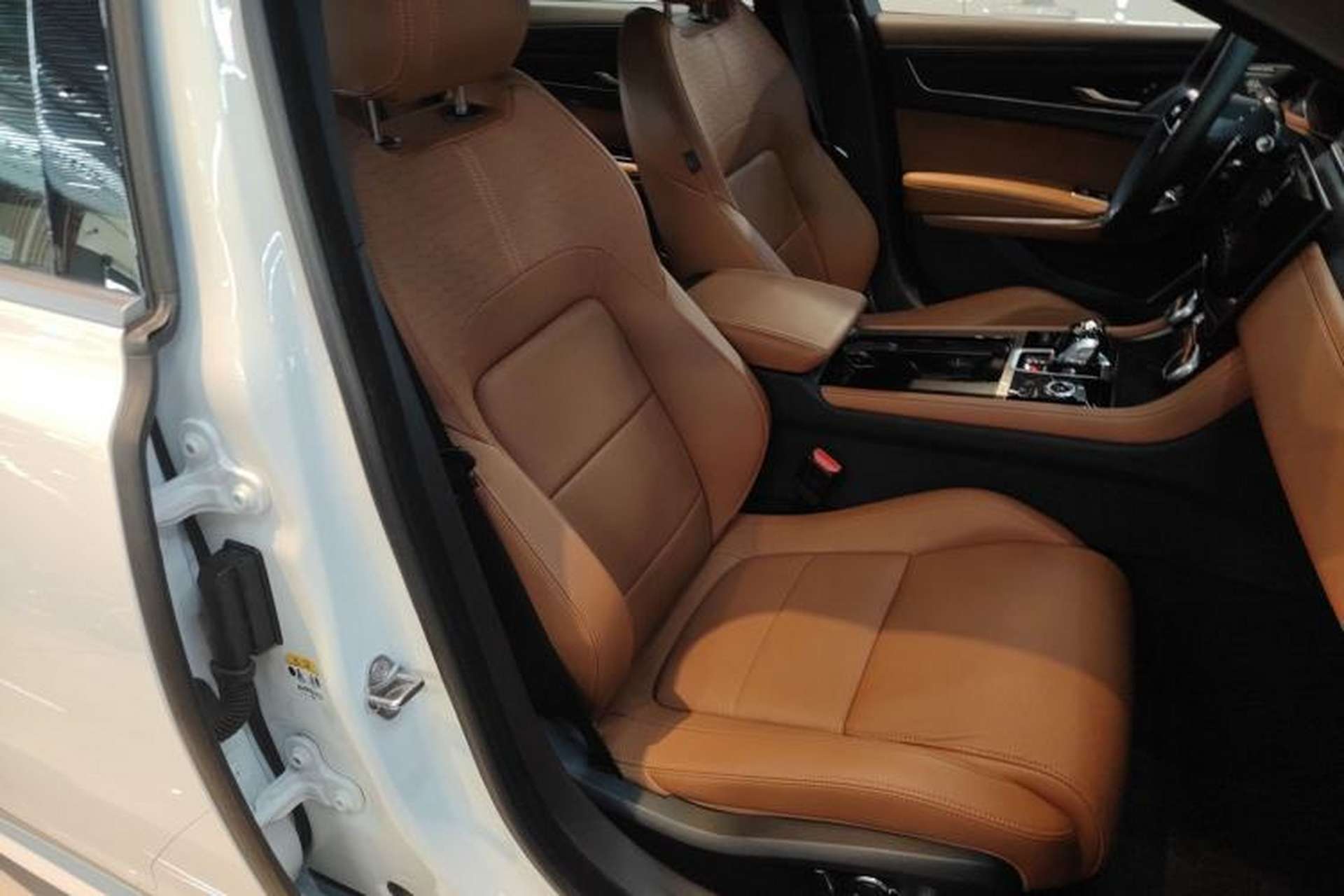 Used Jaguar XFL 2024 2.0T P300 Four-Wheel Drive Flagship Sport Gold Edition Right Front Seat