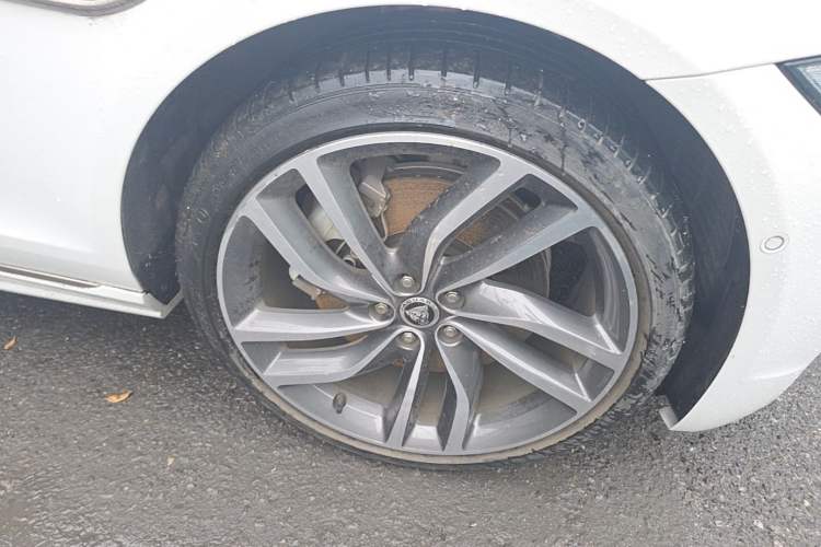 Used Jaguar XFL 2024 2.0T P300 Four-Wheel Drive Flagship Sport Gold Edition Right Front Wheel Hub