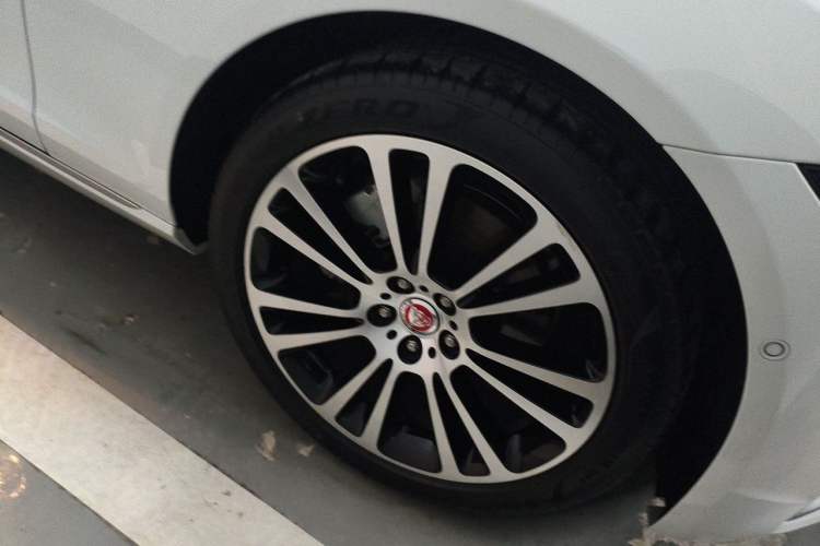 Used Jaguar XFL 2024 2.0T P250 Two-Wheel Drive Prestige Luxury Edition Right Front Wheel Hub