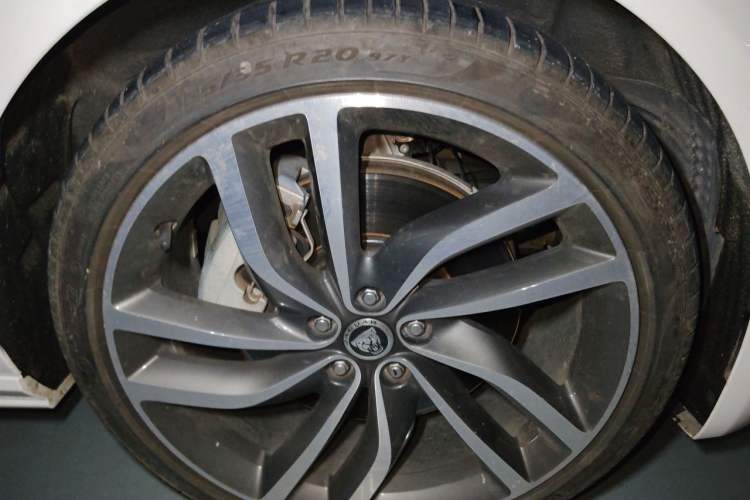 Used Jaguar XFL 2024 2.0T P300 Four-Wheel Drive Flagship Sport Gold Edition Right Front Wheel Hub