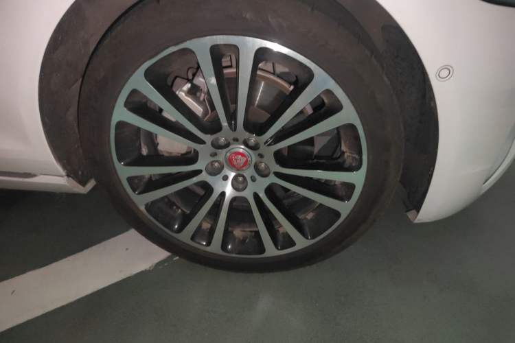 Used Jaguar XFL 2024 2.0T P250 Two-Wheel Drive Prestige Luxury Edition Right Front Wheel Hub