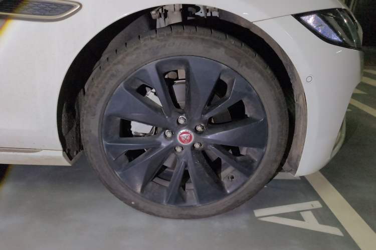 Used Jaguar XFL 2024 2.0T P250 Two-Wheel Drive Prestige Luxury Edition Right Front Wheel Hub
